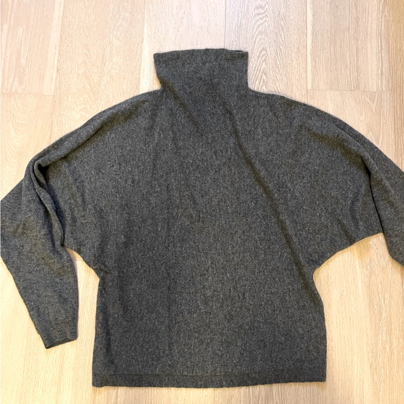Saks Fifth Ave cashmere sweater - Picture 1 of 4